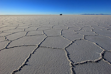 Obraz na płótnie Canvas Van on Salar de Uyuni, salt lake, is largest salt flat in the world, altiplano, Bolivia, South America