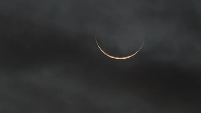  Earthshine of a crescent moon(Tokyo, Japan-October 29, 2016)