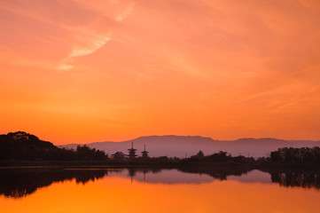 大池と薬師寺の夜明け
