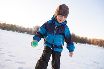 Fototapeta na wymiar child boy on winter walk
