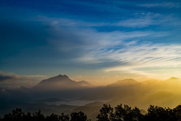 湯布院の夜明　朝霧