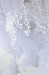 雪と氷柱　冬イメージ
