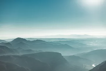 Blick auf die Montserrat-Berge am Morgen mit Dunst und blaugrünem Himmel © skyNext
