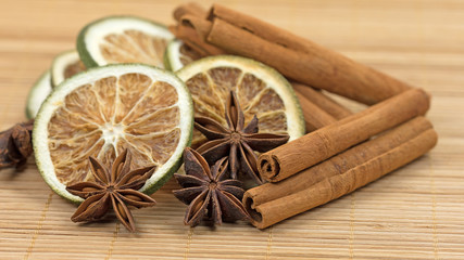Sternanis, Zimtstangen, Zitronenscheiben, Weihnachtsdekoration © M. Schuppich