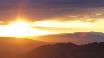 Fototapeta na wymiar Rolling mountain sunrise