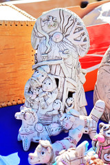 Глиняные фигурки ручного изготовления на городской ярмарке. Бердск, Новосибирская область, Россия