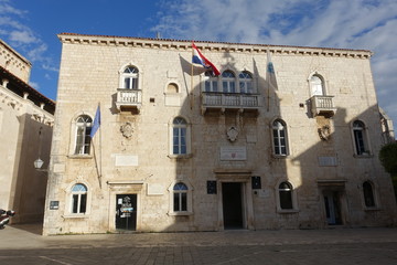 Fototapeta na wymiar トゥロギールの市庁舎