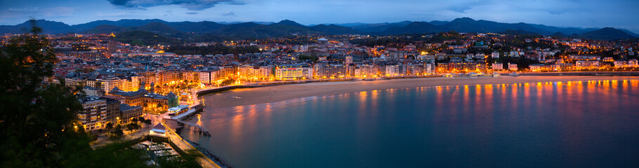Naklejka premium Panorama San Sebastian w nocy