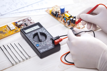 Electronic technician measure electricity