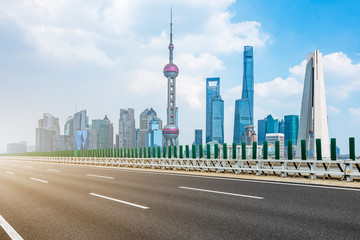 Obraz premium pusta droga asfaltowa przez nowoczesne miasto w Chinach.