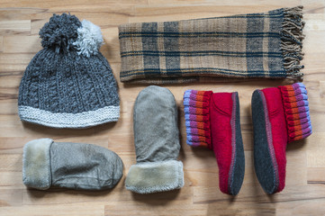 Kleidung fuer die kalte Jahreszeit / Verschiedene Kleidungsstuecke fuer die kalte Jahreszeit in der Draufsicht fotografiert.