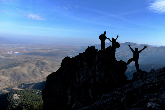 tırmanış ekibi ve uçurum kayalıkları