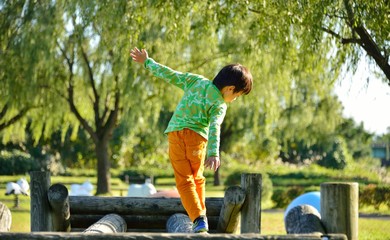 公園で楽しく遊ぶ男の子