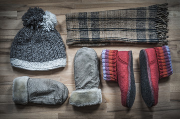 Kleidung fuer die kalte Jahreszeit / Verschiedene Kleidungsstuecke fuer die kalte Jahreszeit in der Draufsicht fotografiert.