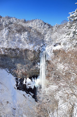 Fototapeta premium 冬晴れの雪景色と日光華厳の滝