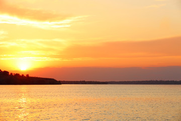 Obraz premium Beautiful sunset over river