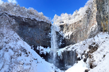 Fototapeta premium 冬晴れの日光華厳の滝と雪景色