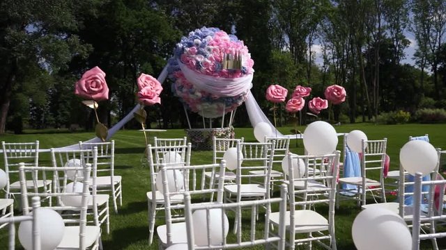Wedding decor in the form of a huge flying ball. General plan of the site. In the open countryside, summer, warm weather. Midle plan.