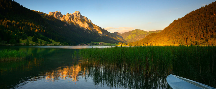 Bei Sonnenuntergang am Haldensee in Tirol, die Gipfel der Alpen erstrahlen im letzten Licht