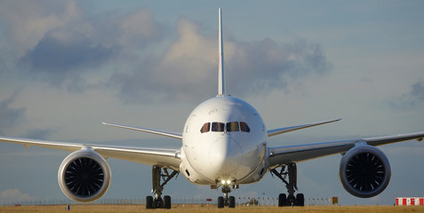 Obraz premium biały samolot pasażerski