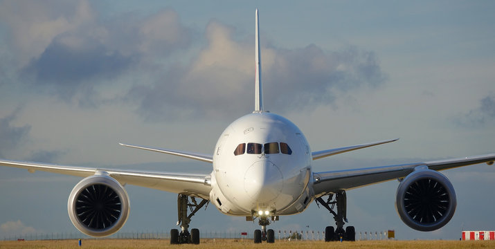 avion de ligne blanc