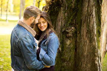 Obraz premium Couple in autumn park