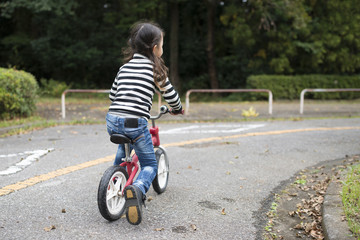 自転車で遊ぶ女の子