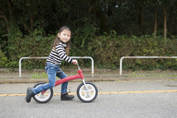 自転車に乗る女の子