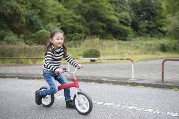 自転車に乗る女の子