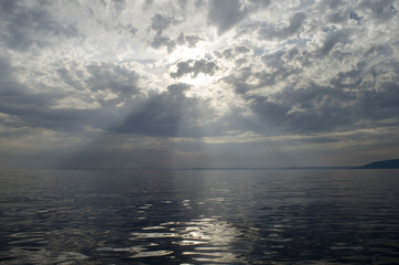 Fototapeta na wymiar Sunrise over the sea in a cloudy sky