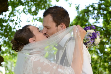 Brautpaar küsst sich 