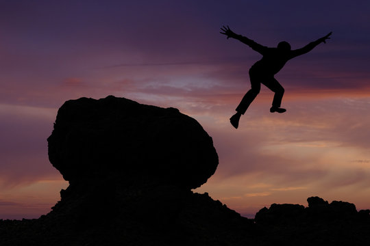 saut dynamisme &eacute;nergie contre jour silhouette homme libre liber