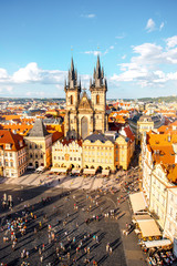 Obraz premium Top cityscape view on the old town square with Tyn cathedral during the sunny day in Prague
