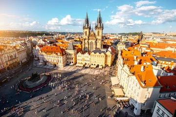 Fotobehang Top stadsgezicht uitzicht op het oude stadsplein met de kathedraal van Tyn tijdens de zonnige dag in Praag © rh2010
