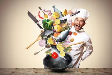 Photo sur Plexiglas Cuisinier Grande poêle en fer avec chute de légumes et de poisson
