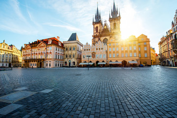 View on the old town square with famous Tyn cathedral on the sunrise in Prague - obrazy, fototapety, plakaty