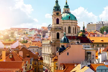 Deurstickers Praag Stadsgezicht uitzicht op de kleinere stad met de Sint-Nicolaaskerk in de stad Praag