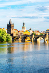 Vue de Citycsape au bord de la rivière avec le pont et la vieille ville de Prague