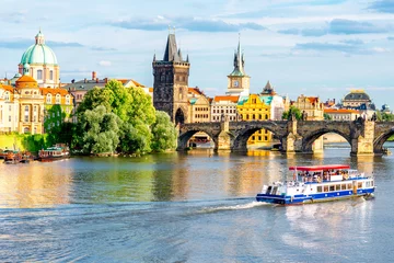 Papier Peint photo Lavable Prague Vue de Citycsape au bord de la rivière avec le pont et la vieille ville de Prague