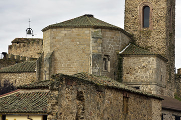 Iglesia de Santa María del Castillo, en Buitrago de Lozoya. Siglos XIV-XV. Estilo gótico, reformada en los años 80. 