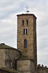 Fototapeta na wymiar Torre de la Iglesia de Santa María del Castillo, en Buitrago de Lozoya. Siglos XIV-XV. Estilo gótico, reformada en los años 80. 