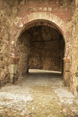 Obraz premium Entrada al Castillo de la familia Mendoza o Castillo de Buitrago de Lozoya, de estilo islámico (s. XIII y XIV) En el siglo XV se reforma para que lo habite el 1º marqués de Santillana,