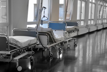 Leere Krankenhausbetten auf einem Stationsflur