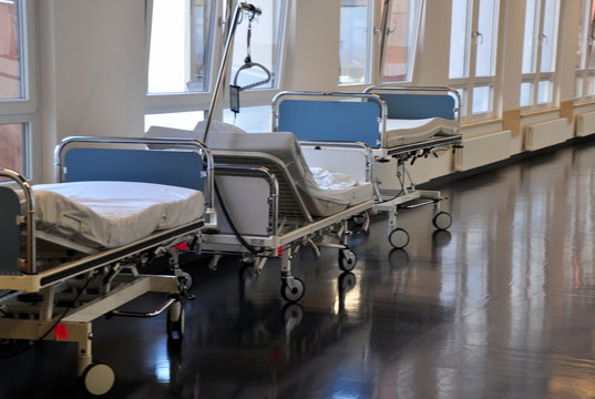 Krankenhausbetten auf einem Stationsflur