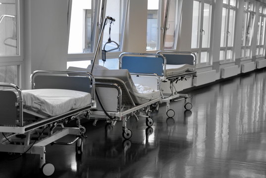 Leere Krankenhausbetten auf einem Stationsflur