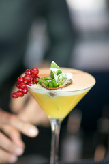 Gelber Cocktail mit Strauchelbeeren