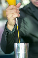 Barkeeper bereitet Cocktail vor
