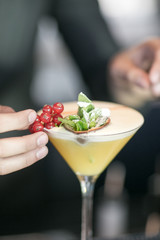 Barkeeper bereitet Cocktail vor