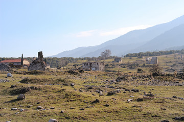 Fototapeta na wymiar Mountain landscape with house in ruins in Greece 