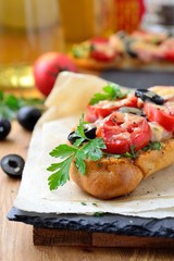 Fototapeta na wymiar gratinated baguette with ham, olives, tomatoes,cheese